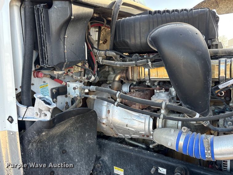 image for item ET5413 2013 Freightliner Coronado semi truck