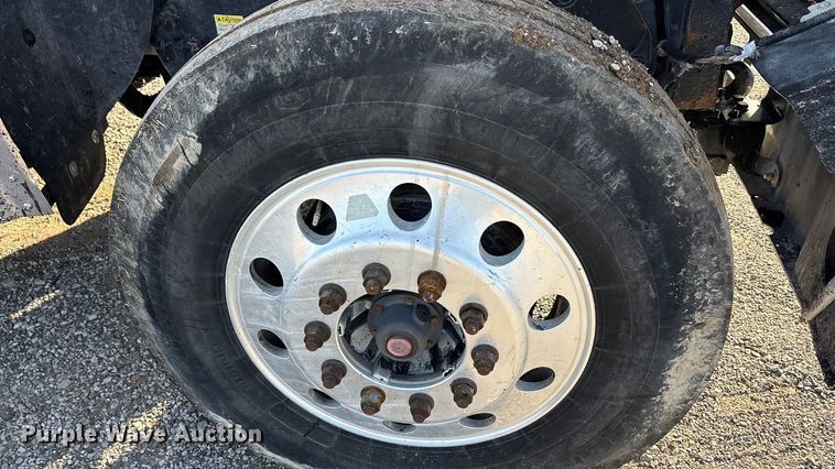 image for item ET5413 2013 Freightliner Coronado semi truck