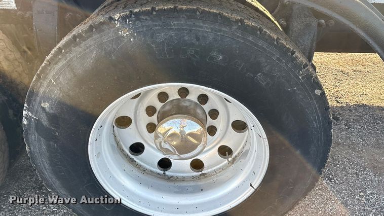 image for item ET5413 2013 Freightliner Coronado semi truck