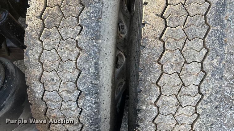 image for item ET5413 2013 Freightliner Coronado semi truck