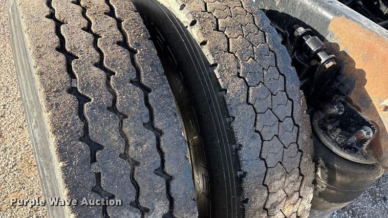 image for item ET5413 2013 Freightliner Coronado semi truck