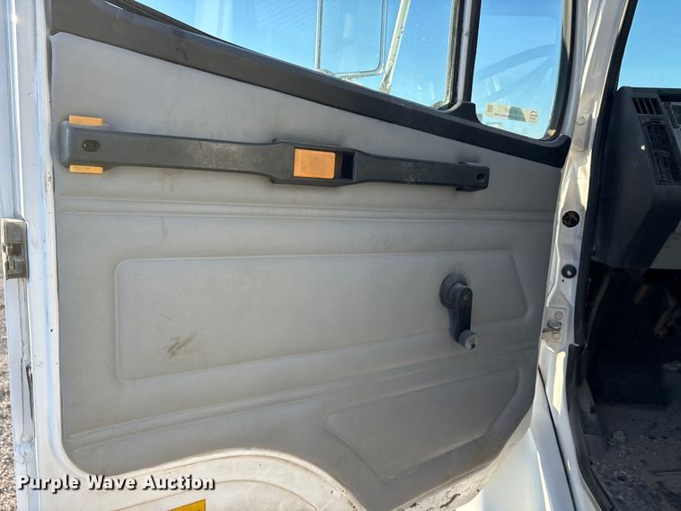 image for item ET5417 1998 Freightliner FL60 flatbed truck