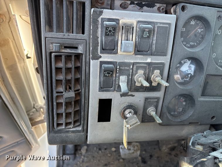 image for item ET5417 1998 Freightliner FL60 flatbed truck