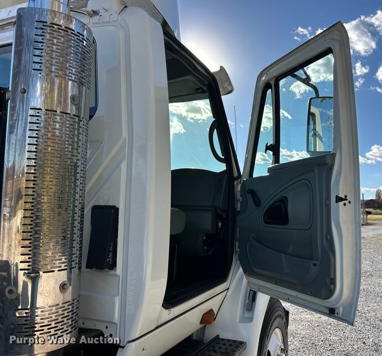 image for item ET6646 2007 International 8600 SBA semi truck