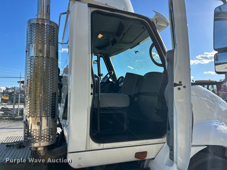 image for item ET6646 2007 International 8600 SBA semi truck