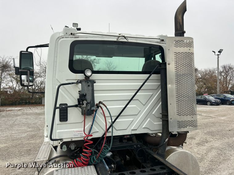 image for item ET6673 2011 International ProStar semi truck