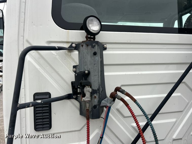 image for item ET6673 2011 International ProStar semi truck