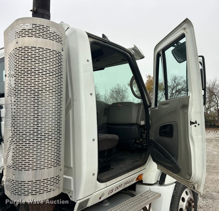 image for item ET6673 2011 International ProStar semi truck