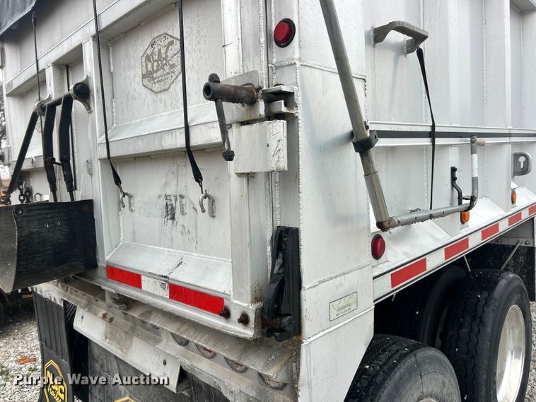 image for item ET6690 1997 Mac grain trailer