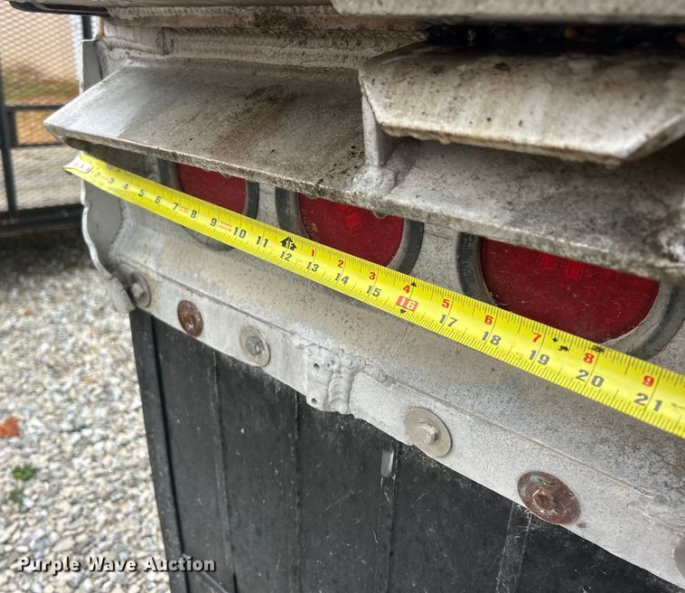 image for item ET6690 1997 Mac grain trailer