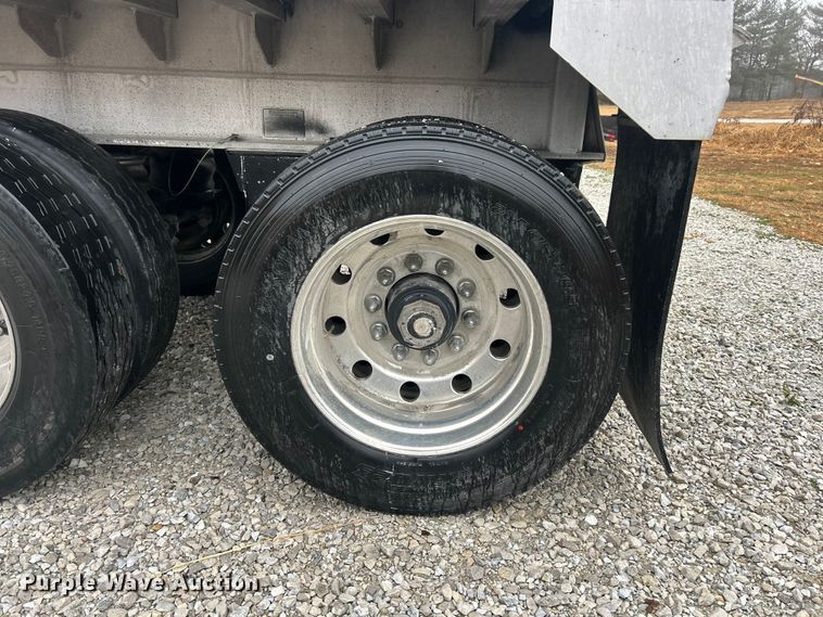 image for item ET6690 1997 Mac grain trailer