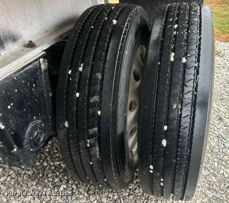 image for item ET6690 1997 Mac grain trailer