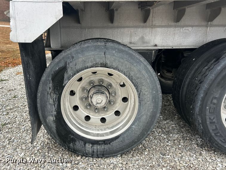 image for item ET6690 1997 Mac grain trailer