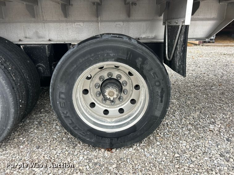 image for item ET6690 1997 Mac grain trailer