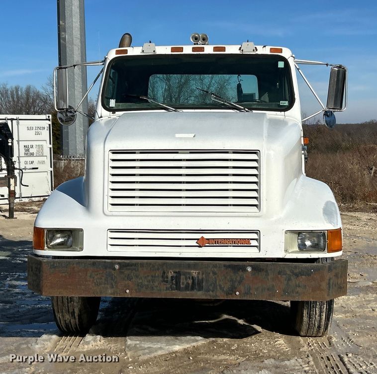 image for item ET6775 1990 International F-8300 semi truck