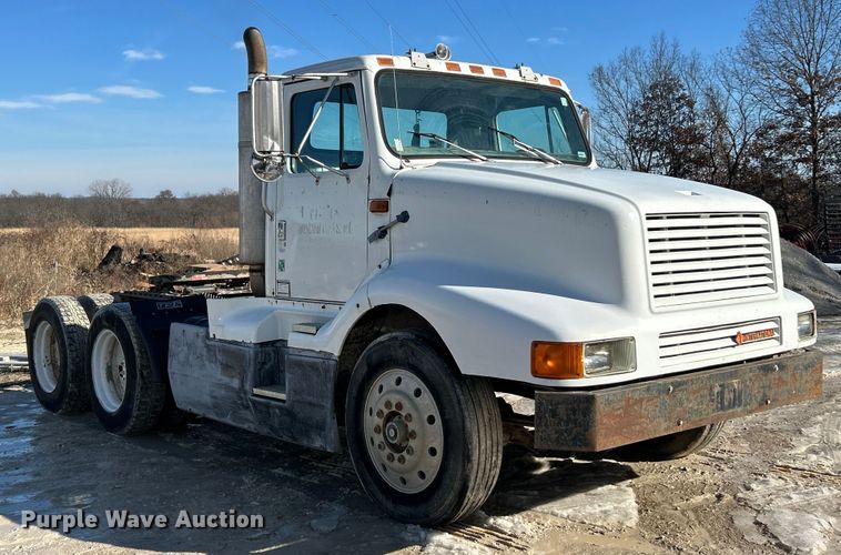 image for item ET6775 1990 International F-8300 semi truck