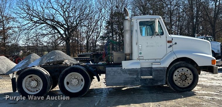 image for item ET6775 1990 International F-8300 semi truck