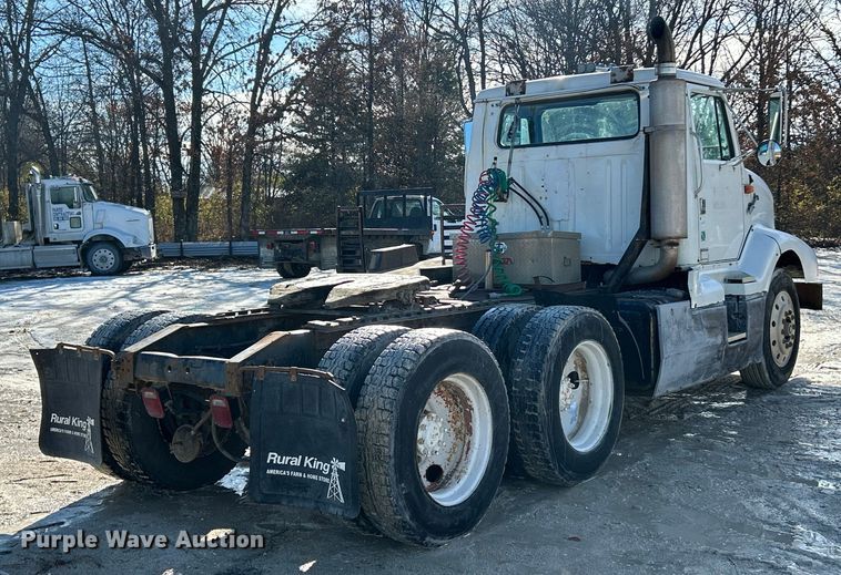 image for item ET6775 1990 International F-8300 semi truck