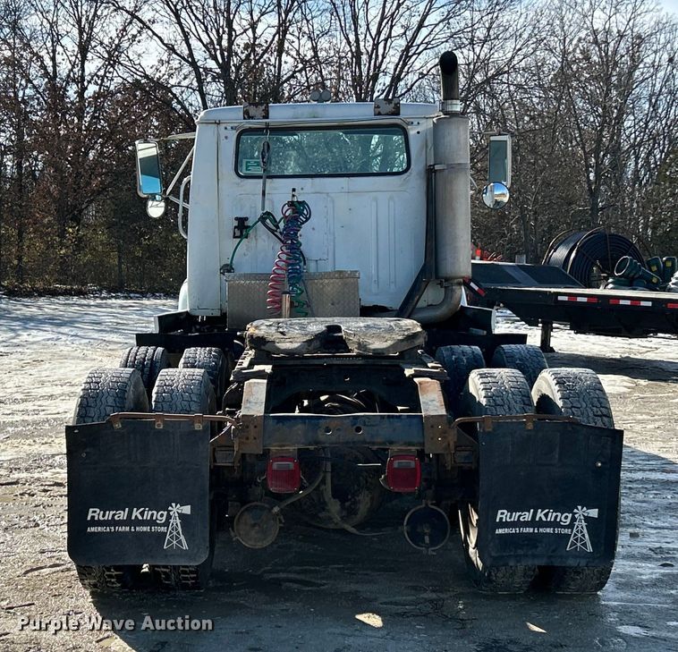 image for item ET6775 1990 International F-8300 semi truck