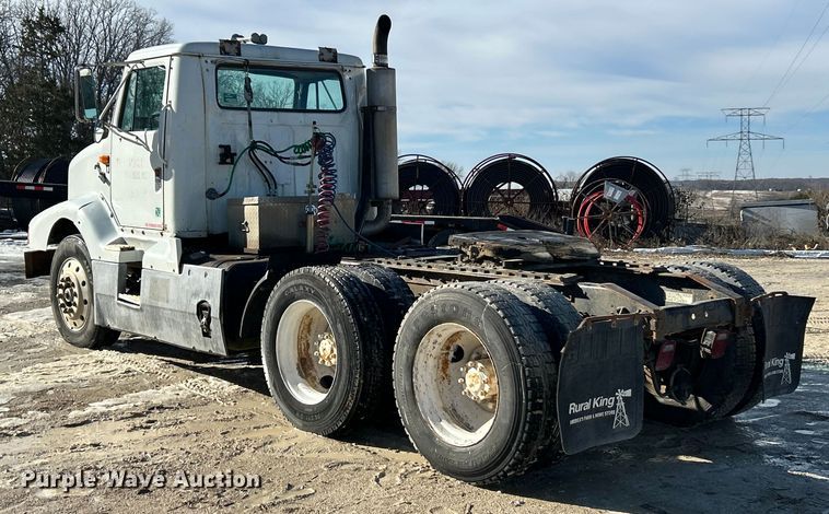 image for item ET6775 1990 International F-8300 semi truck