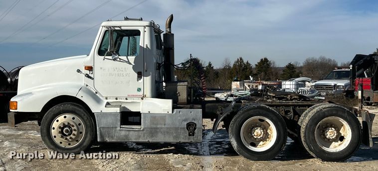image for item ET6775 1990 International F-8300 semi truck