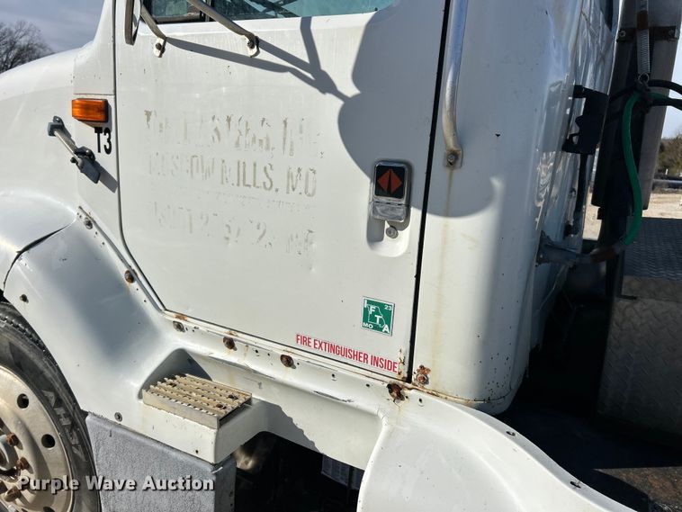 image for item ET6775 1990 International F-8300 semi truck