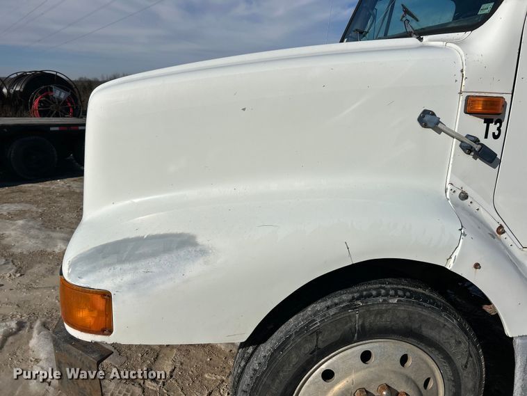 image for item ET6775 1990 International F-8300 semi truck