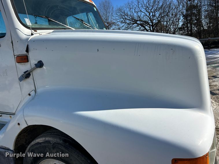 image for item ET6775 1990 International F-8300 semi truck