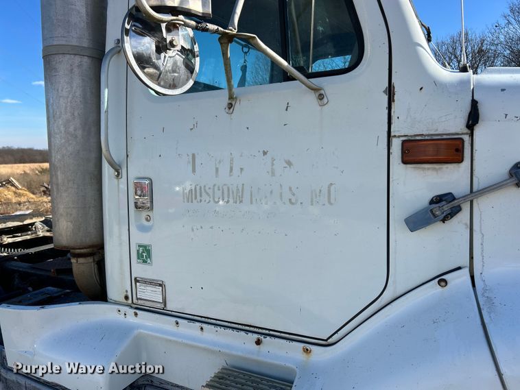 image for item ET6775 1990 International F-8300 semi truck