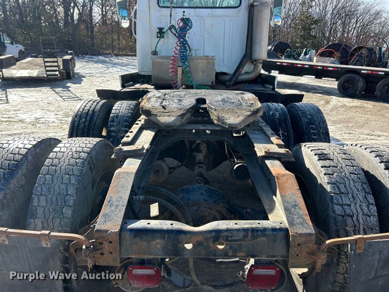 image for item ET6775 1990 International F-8300 semi truck