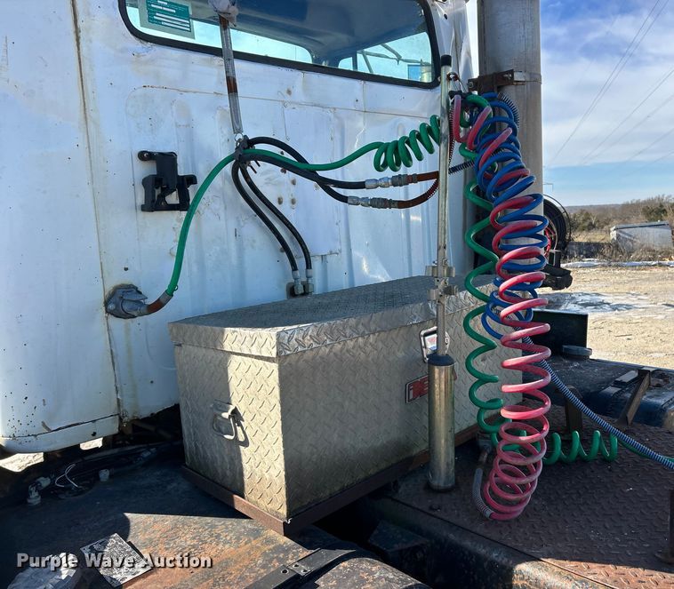 image for item ET6775 1990 International F-8300 semi truck