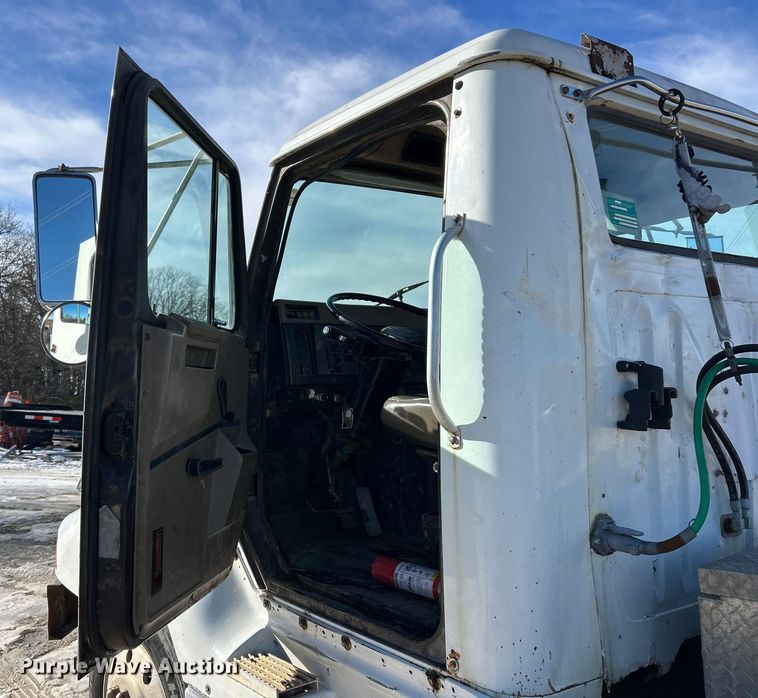 image for item ET6775 1990 International F-8300 semi truck