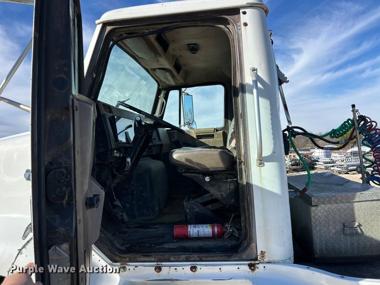 image for item ET6775 1990 International F-8300 semi truck