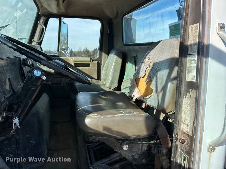 image for item ET6775 1990 International F-8300 semi truck