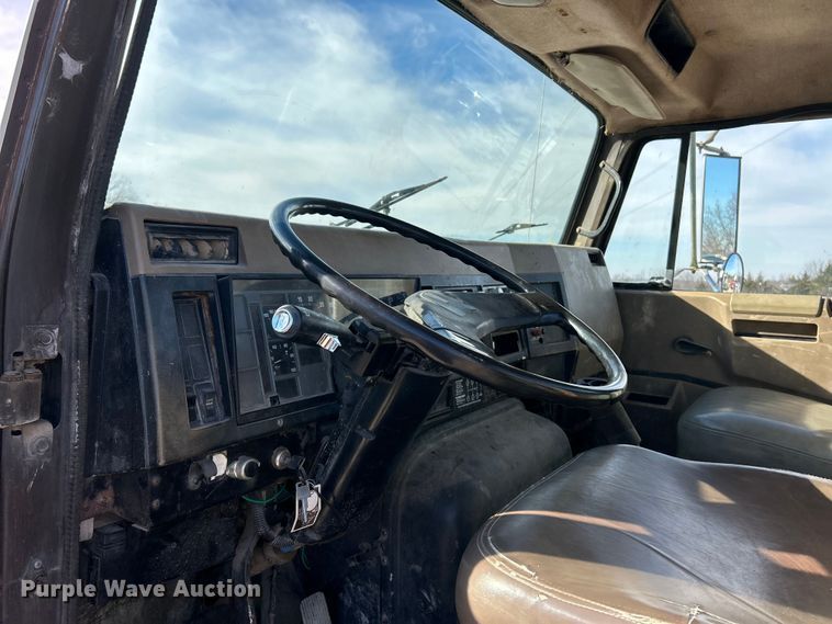 image for item ET6775 1990 International F-8300 semi truck