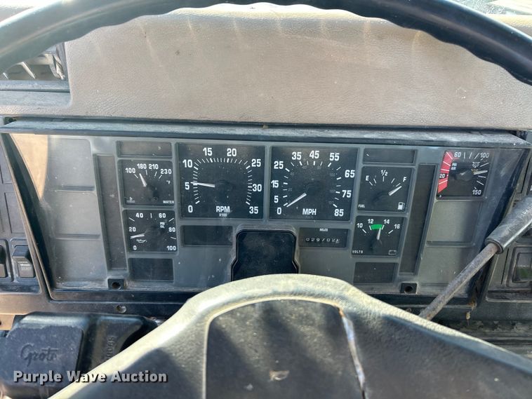 image for item ET6775 1990 International F-8300 semi truck