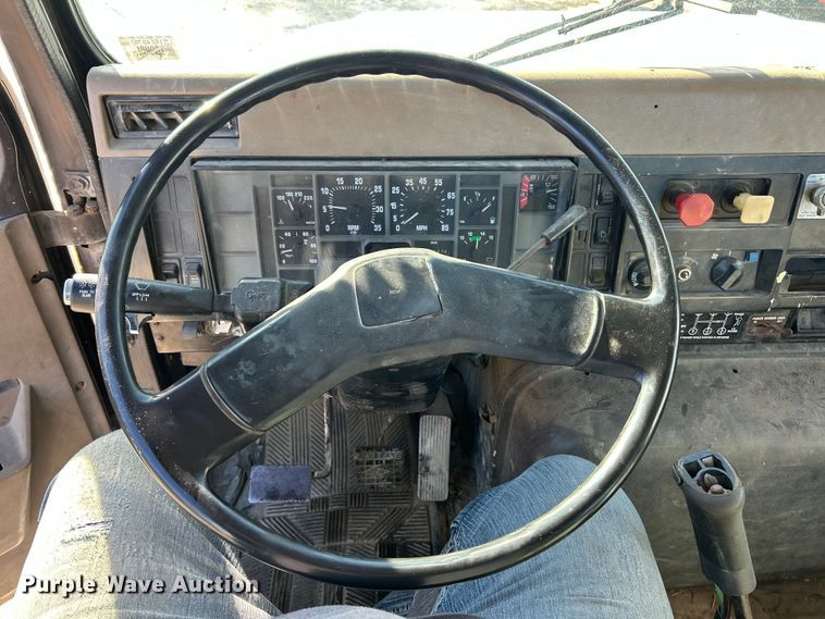 image for item ET6775 1990 International F-8300 semi truck