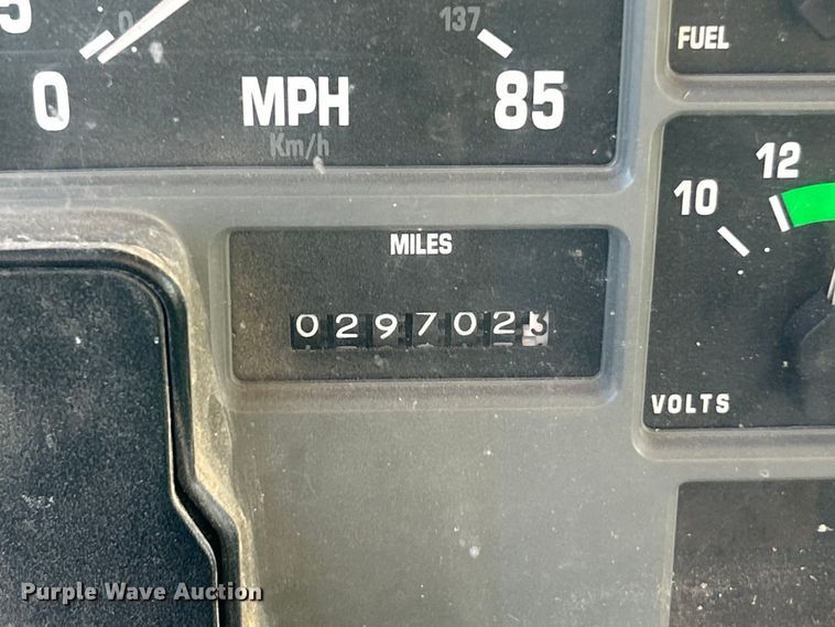 image for item ET6775 1990 International F-8300 semi truck