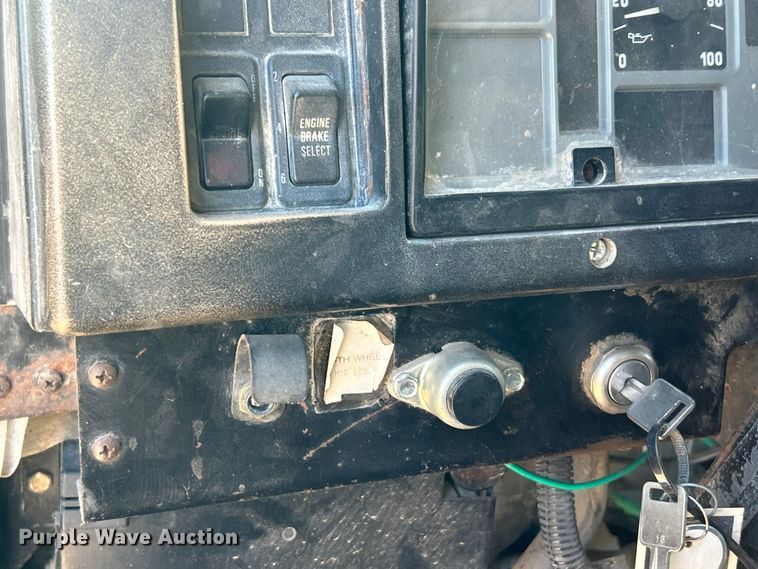 image for item ET6775 1990 International F-8300 semi truck