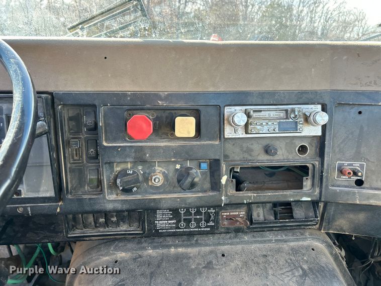 image for item ET6775 1990 International F-8300 semi truck