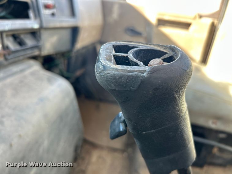 image for item ET6775 1990 International F-8300 semi truck