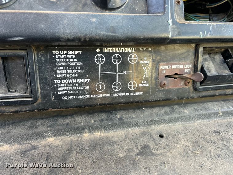 image for item ET6775 1990 International F-8300 semi truck