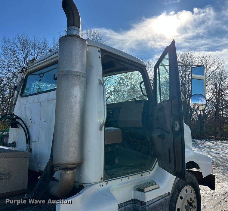 image for item ET6775 1990 International F-8300 semi truck