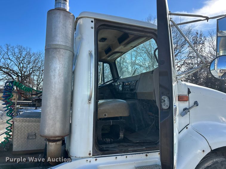 image for item ET6775 1990 International F-8300 semi truck