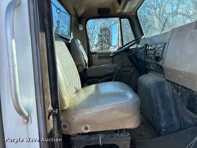 image for item ET6775 1990 International F-8300 semi truck