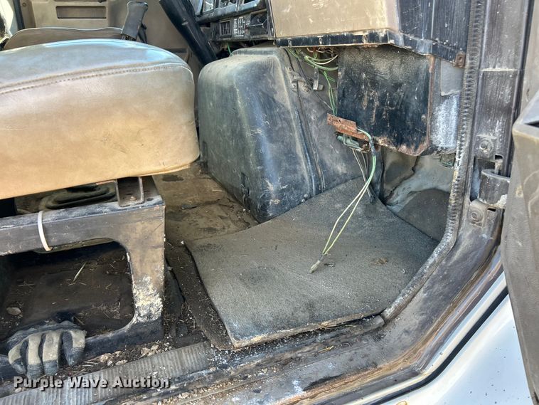 image for item ET6775 1990 International F-8300 semi truck