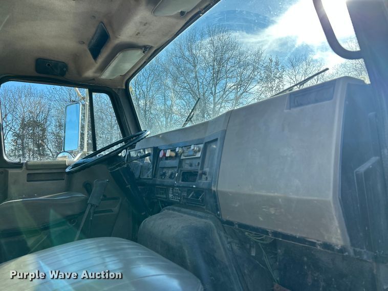 image for item ET6775 1990 International F-8300 semi truck