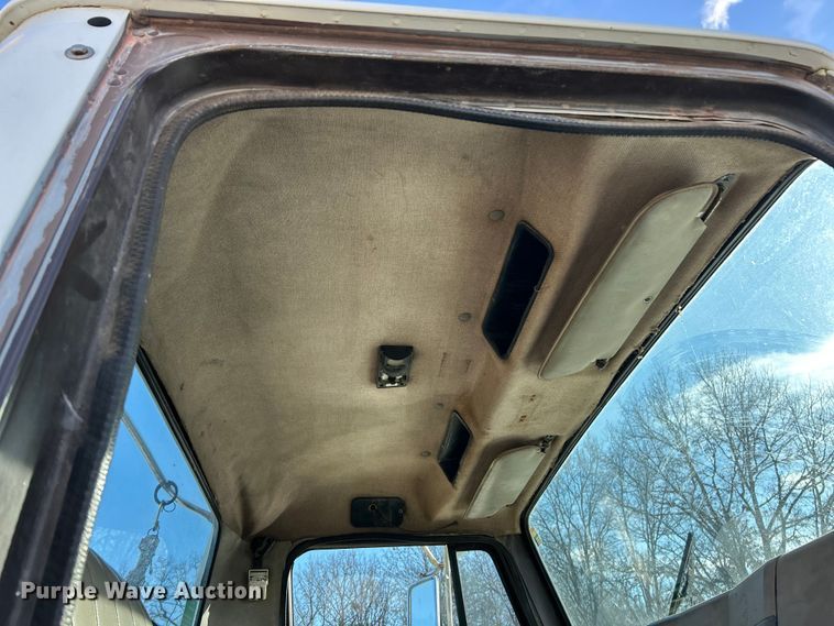 image for item ET6775 1990 International F-8300 semi truck