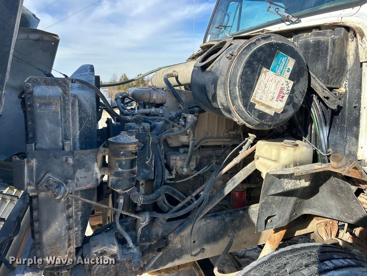 image for item ET6775 1990 International F-8300 semi truck