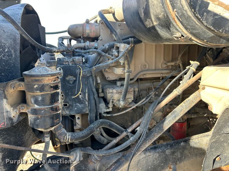 image for item ET6775 1990 International F-8300 semi truck